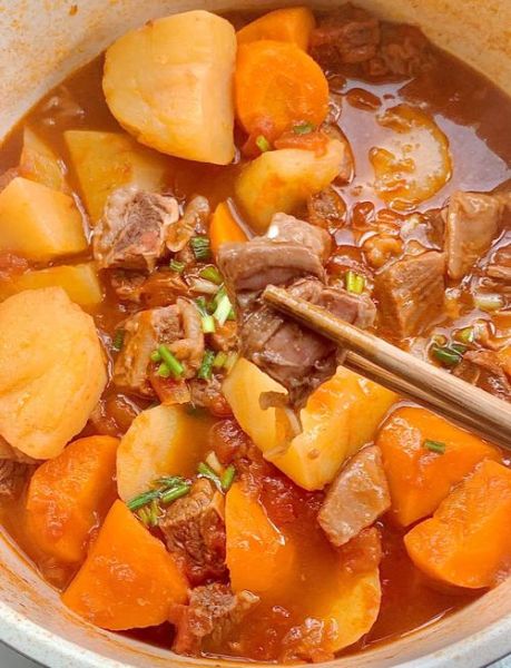 牛腩炖西红柿怎么做_牛腩炖西红柿需要焯水吗