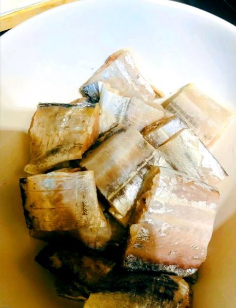 煎带鱼怎么不粘锅_家常做法步骤