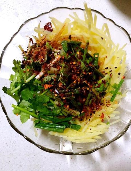 凉拌土豆丝怎么做才脆_土豆丝焯水几分钟最佳