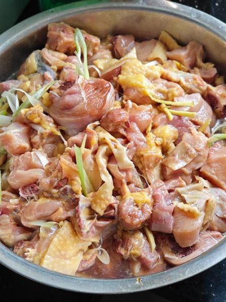 辣子鸡腿怎么做才外酥里嫩_家常辣子鸡腿的腌制秘诀