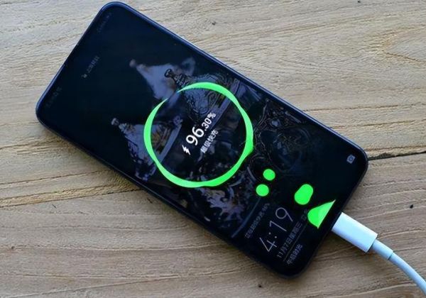 手机快充伤电池吗_快充和闪充区别