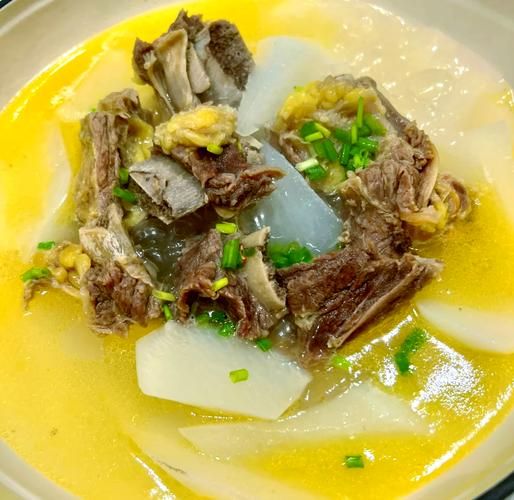 牛骨头汤怎么熬才白_牛骨头汤需要焯水吗