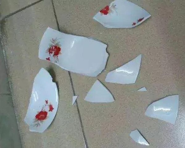 梦见摔碎碗是什么意思_摔碗梦境预示什么