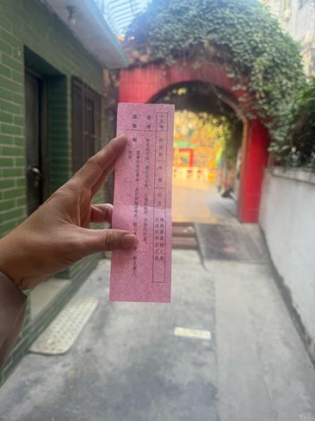 梦到有人敲门是什么意思_梦见敲门声惊醒预示什么