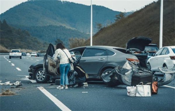 做梦梦到撞人了_是什么预兆