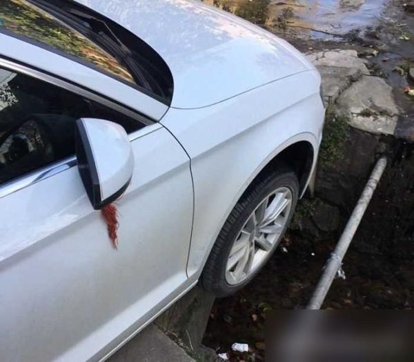 梦到连人带车掉沟里是什么意思_如何化解