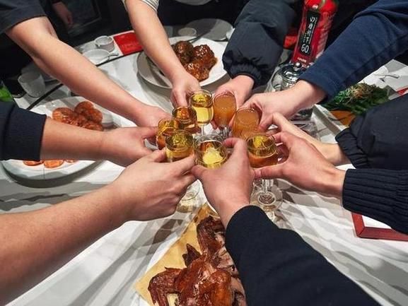 梦到朋友请客吃饭是什么意思_梦见朋友请吃饭预兆